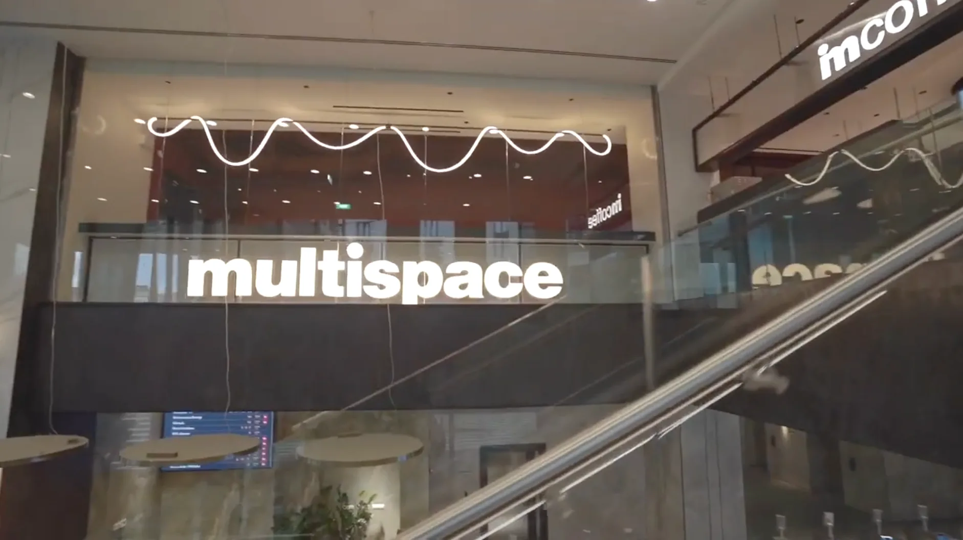 Холл бизнес-центра с вывеской Multispace